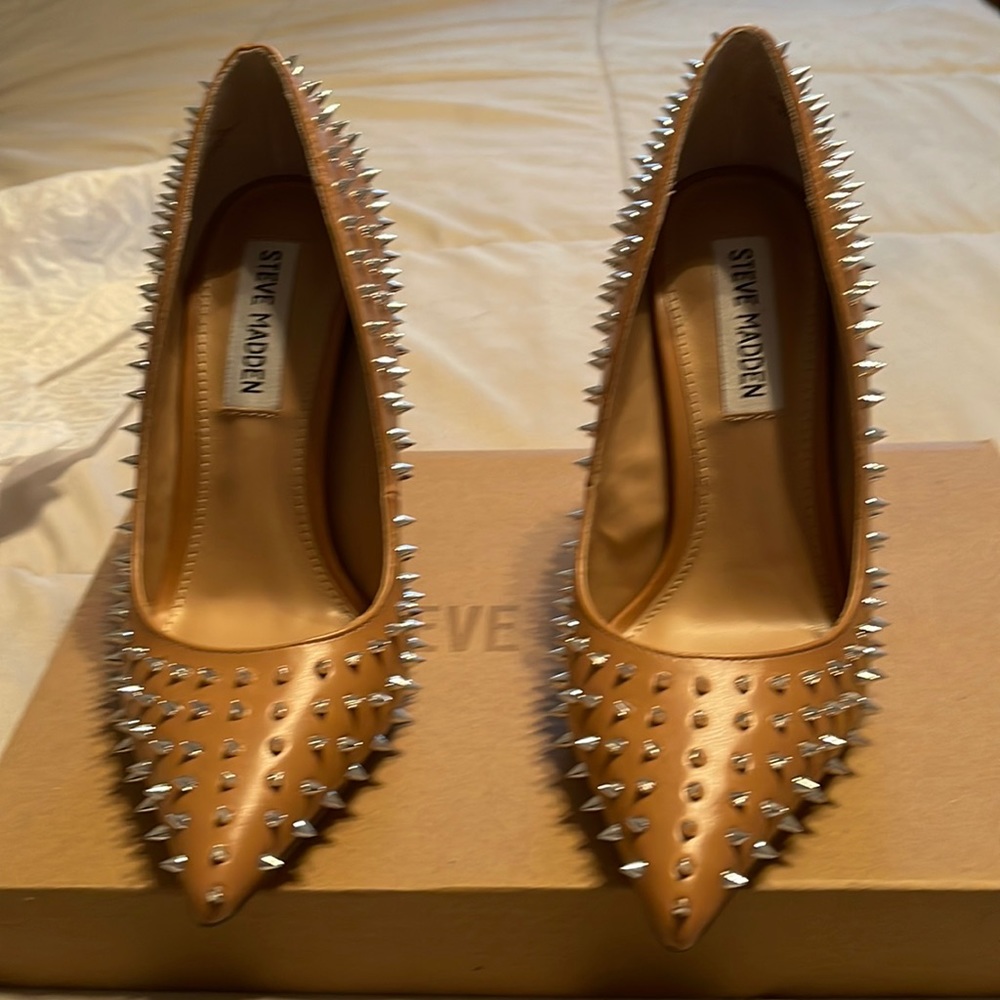 Brand new Steve Madden tan spiked heels